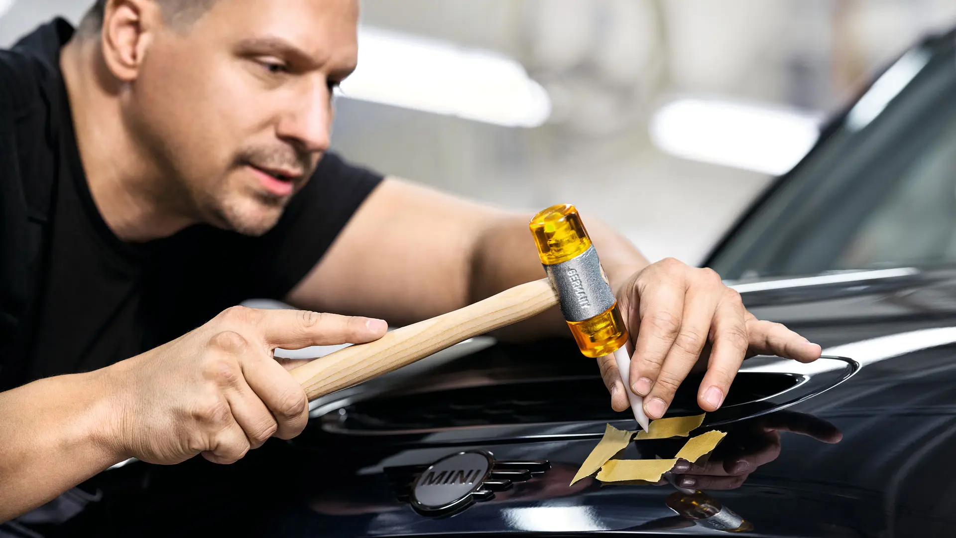Un employé de MINI répare les dégâts.