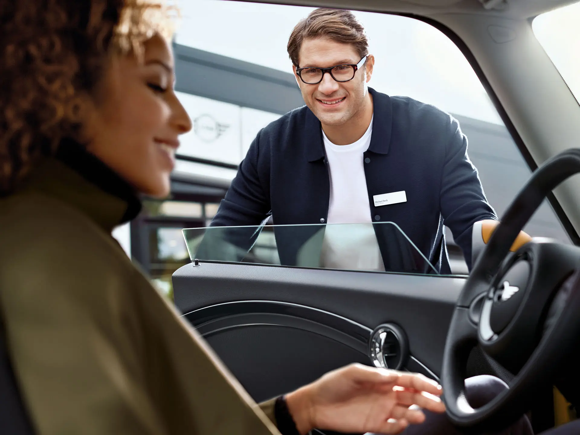 Un employé de MINI accueille le client du service.