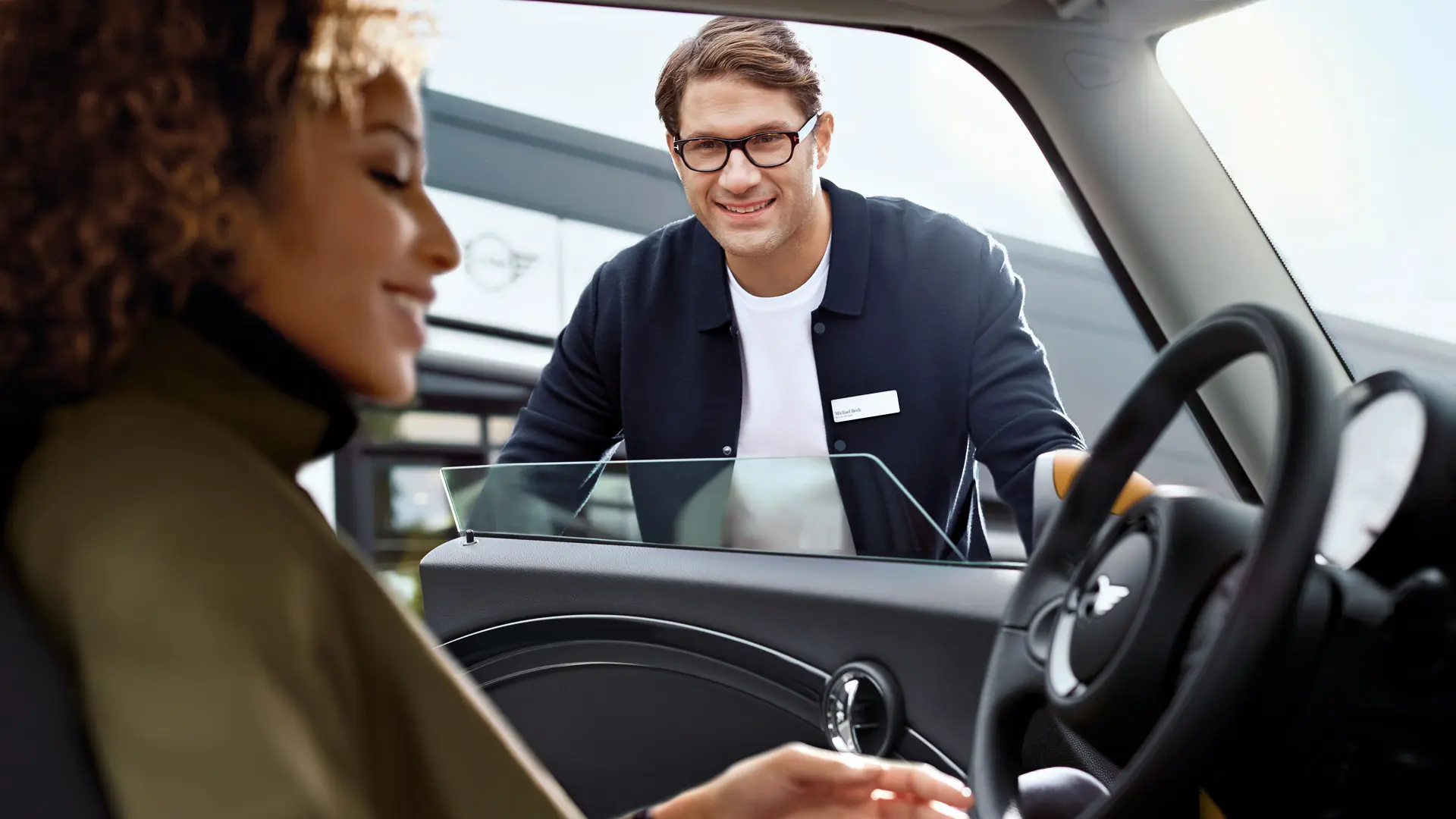 Un employé de MINI accueille le client du service.