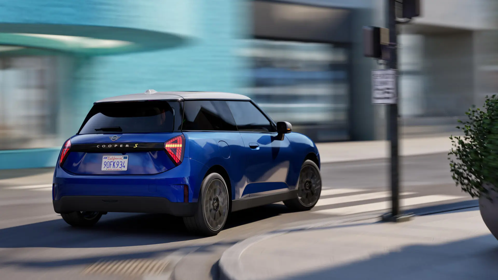 Ein MINI Cooper fährt dynamisch um die Kurve.