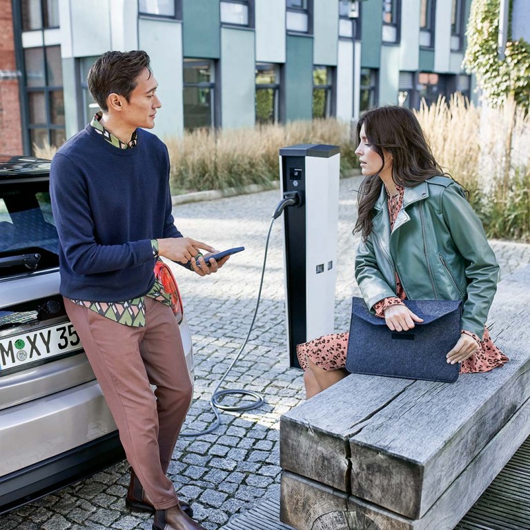 MINI Cooper a una stazione di ricarica | Alphabet Gestione Parco Veicoli prodotti e servizi | Parco veicoli | Leasing aziendale MINI Cooper a una stazione di ricarica | Alphabet Gestione Parco Veicoli prodotti e servizi | Parco veicoli | Leasing aziendale