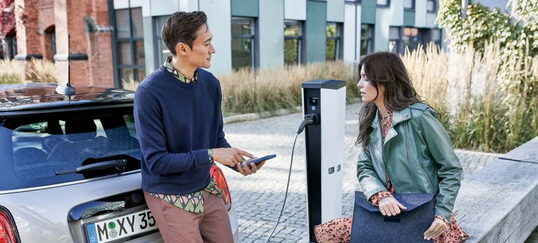 MINI Cooper a una stazione di ricarica | Alphabet Gestione Parco Veicoli prodotti e servizi | Parco veicoli | Leasing aziendale MINI Cooper a una stazione di ricarica | Alphabet Gestione Parco Veicoli prodotti e servizi | Parco veicoli | Leasing aziendale